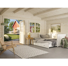 Innenansicht eines Holzhauses mit Bett und Blick ins Grüne