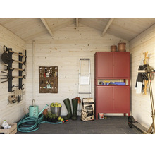 Geräumiger Gartenschuppen mit Gartengeräten, Aufbewahrungsschränken und verschiedenen Gartenutensilien.