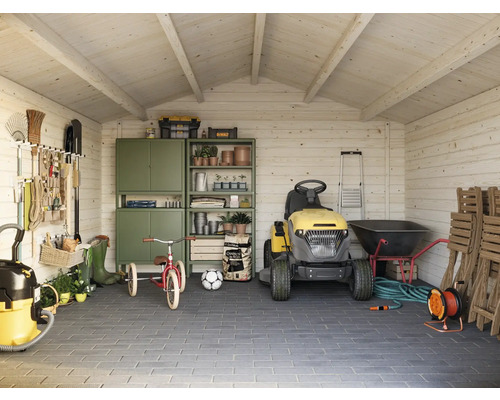 Geräumige Gartenhütte mit Rasentraktor, Werkzeugschrank und Gartengeräten