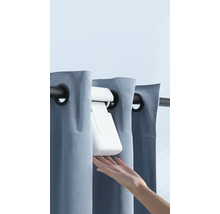 Automatische Vorhangsteuerung an Gardinenstange mit Vorhang und Hand