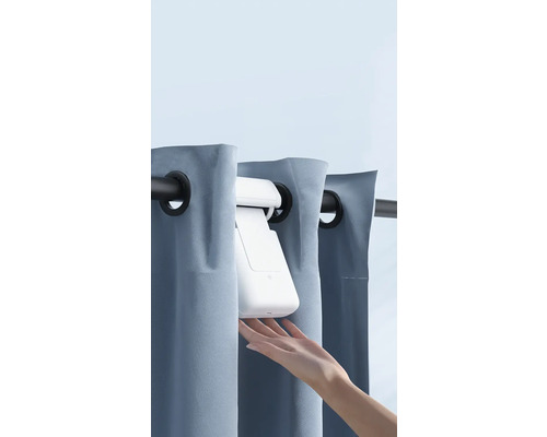 Automatische Vorhangsteuerung an Gardinenstange mit Vorhang und Hand