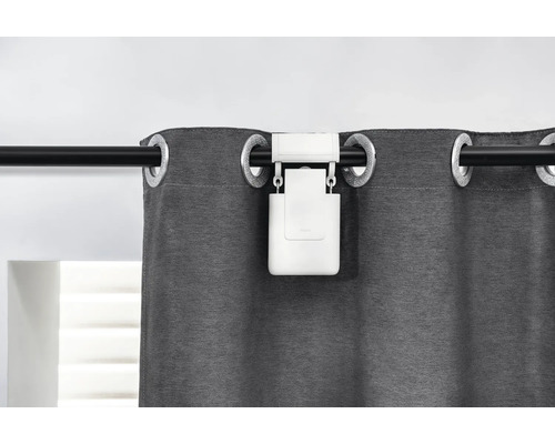 Gardine mit elektronischem Gardinenöffner an Gardinenstange