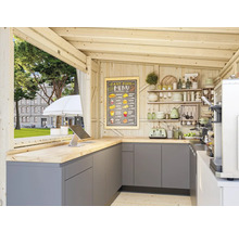 Innenansicht eines Imbissstandes mit Theke, Küchenutensilien und Speisekarte