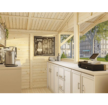 Innenansicht eines hellen Holzhauses mit Theke, Kaffeemaschine und Speisekarte