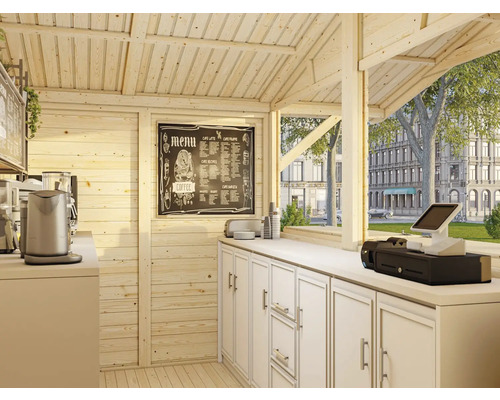 Innenansicht eines hellen Holzhauses mit Theke, Kaffeemaschine und Speisekarte