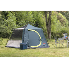 Aufgebautes Coleman Polyon 5 Kuppelzelt auf einer Wiese