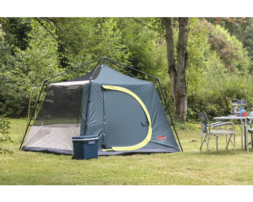 Aufgebautes Coleman Polyon 5 Kuppelzelt auf einer Wiese