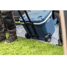 Coleman Kühlbox mit Rollen auf Rasen