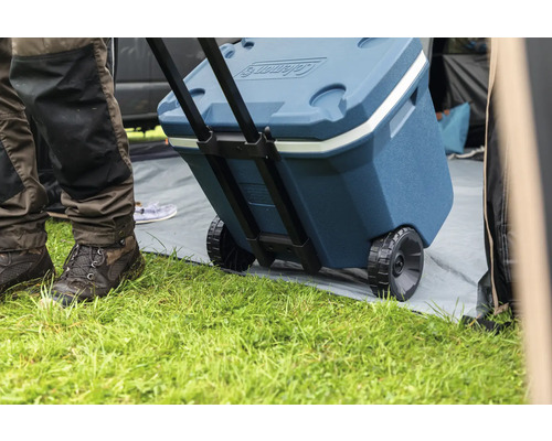 Coleman Kühlbox mit Rollen auf Rasen