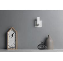 Dekorative Tischszene mit Uhr, Schalter und Vasen