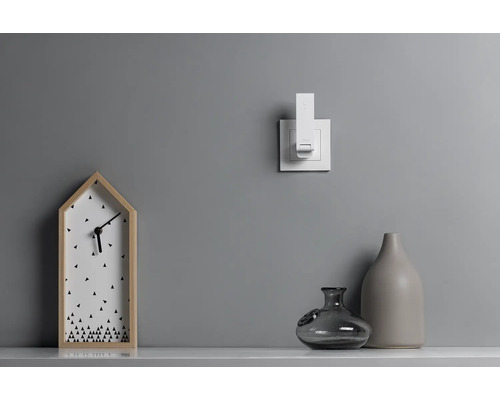 Dekorative Tischszene mit Uhr, Schalter und Vasen