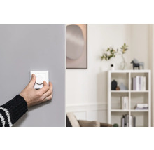 Person bedient Dimmer im Wohnraum