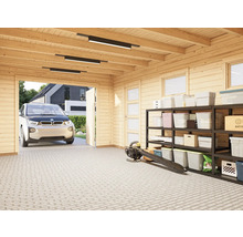 Helle Garage aus Holz mit Regalen, Laubbläser und Elektroauto