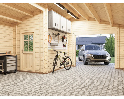 Helle Garage aus Holz mit Auto, Fahrrad und Werkzeug