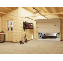 Helle Garage mit Holzwänden, geöffnetem Garagentor und Werkzeugwand