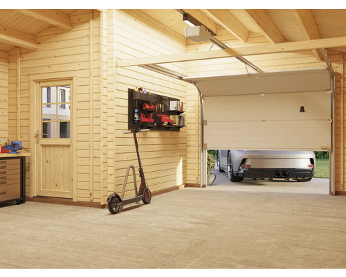 Helle Garage mit Holzwänden, geöffnetem Garagentor und Werkzeugwand