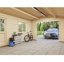 Innenansicht einer Garage aus Holz mit Auto, Fahrrad und Werkzeug