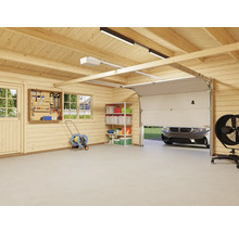 Helle Garage mit Holzwänden, Werkzeugwand, Regal und teilweise geöffnetem Garagentor
