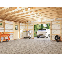 Unfertige Garage mit Werkzeugwagen, mobilem Werkzeugschrank und geparktem Auto