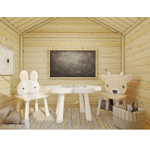 Innenausstattung eines Spielhauses mit Kindermöbeln, darunter Tisch und Stühle mit Tiermotiven, eine Tafel und ein Bild