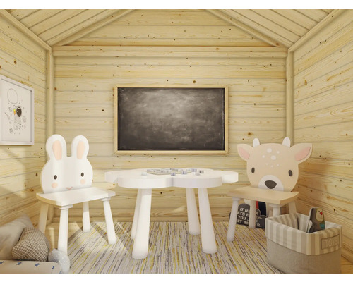 Innenausstattung eines Spielhauses mit Kindermöbeln, darunter Tisch und Stühle mit Tiermotiven, eine Tafel und ein Bild