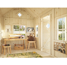 Innenansicht eines hellen Kinderspielhauses mit Fenstern, Tür, Tisch, Stuhl und Dekoration