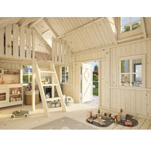 Innenansicht eines hellen, geräumigen Spielhauses aus Holz mit Leiter, Fenster und Spielzeug