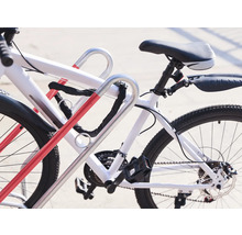 Fahrräder mit Fahrradschloss an einem Fahrradständer