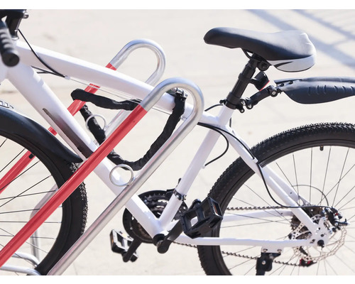 Fahrräder mit Fahrradschloss an einem Fahrradständer