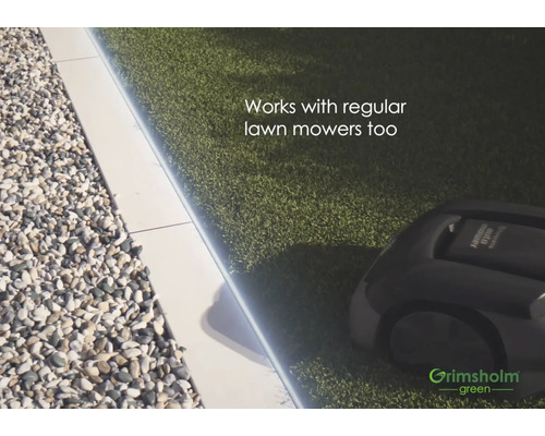 Szene mit Kunstrasen, Kies und Rasenmähroboter