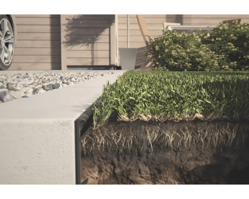 Nahaufnahme von einer Rasenkante mit Gras und Bodenschicht