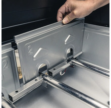 Einsetzen einer Brennerabdeckung in einen Grill