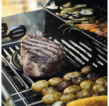 Grill mit Steak, Kartoffeln und Gemüse