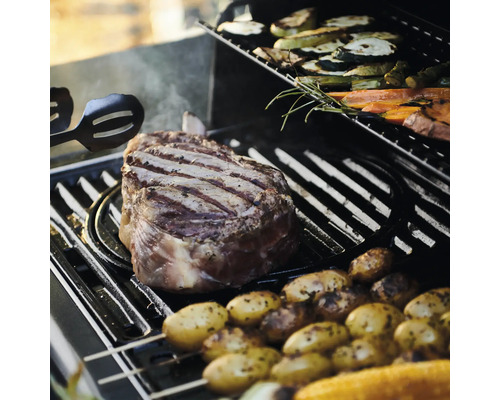 Grill mit Steak, Kartoffeln und Gemüse