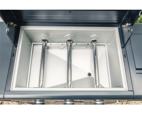 Innenansicht eines Gasgrills mit drei Brennern.