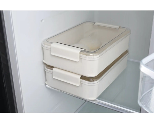 Zwei rechteckige Vorratsbehälter mit transparenten Deckeln im Kühlschrank