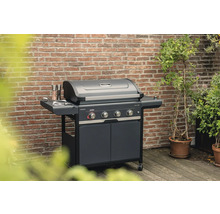 Gasgrill mit vier Brennern und Unterschrank vor einer Backsteinmauer