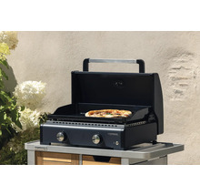 CampinGaz Grill mit Pizza auf einem Tisch im Freien