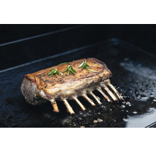 Lammkarree mit Rosmarin auf Grillplatte