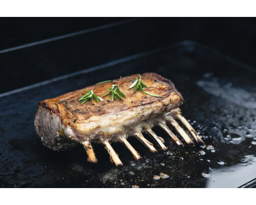 Lammkarree mit Rosmarin auf Grillplatte