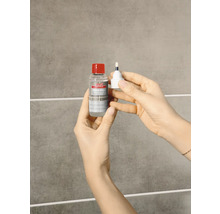 Lugato Fugen-Perle in der Hand mit geöffnetem Applikator