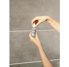 Hände halten eine Flasche Lugato Fugen-Perle zur Fugenpflege