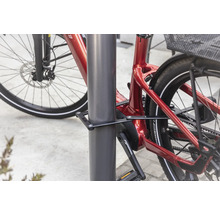 Fahrrad mit Faltschloss an einem Pfosten befestigt
