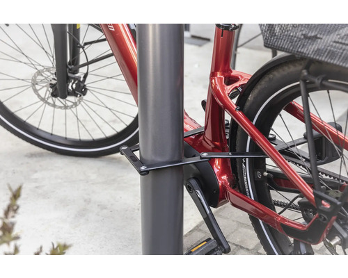 Fahrrad mit Faltschloss an einem Pfosten befestigt