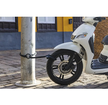 Weißer Roller mit Kabelschloss an einem Pfosten befestigt