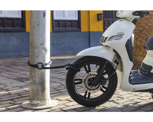 Weißer Roller mit Kabelschloss an einem Pfosten befestigt