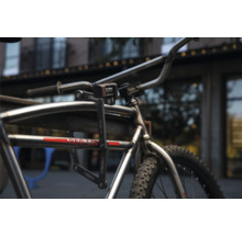 Fahrrad mit Faltschloss am Rahmen und Zahlenschloss