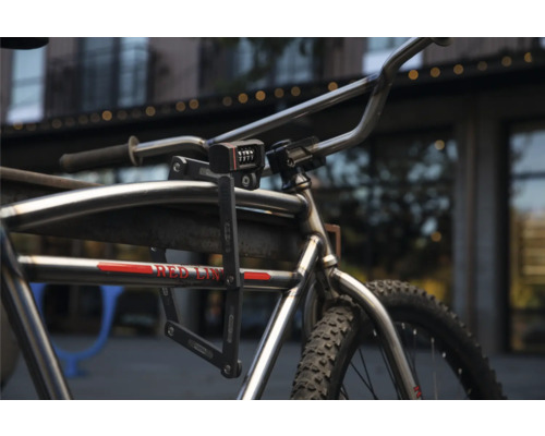 Fahrrad mit Faltschloss am Rahmen und Zahlenschloss