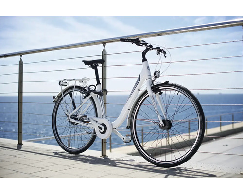 Weißes Damen Cityrad mit Gepäckträger und Beleuchtung