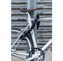 Fahrrad mit ABUS Kettenschloss an Laternenpfahl gesichert